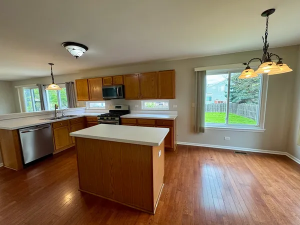 $3,200 | 871 Taralon Trail, Lake In The Hills, IL 60156