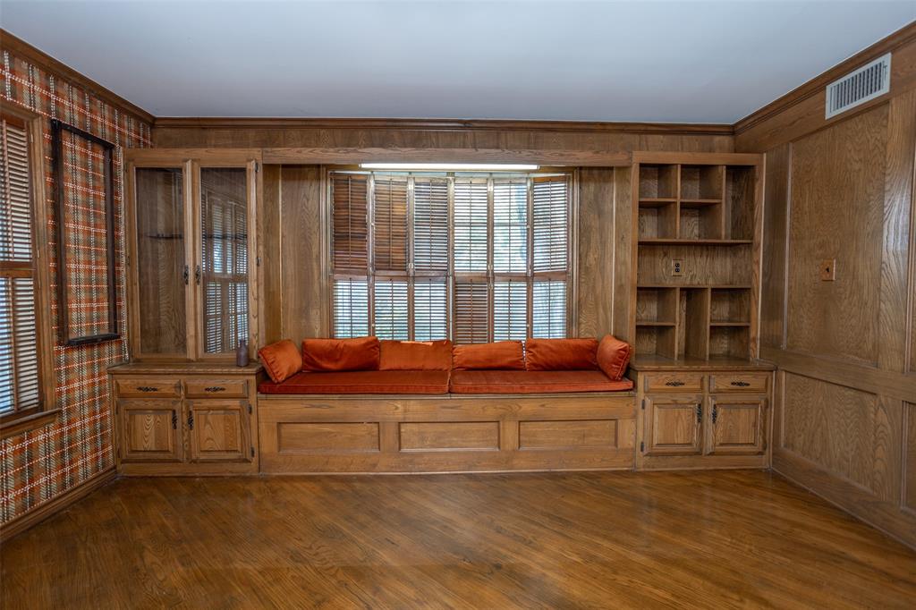 1010 Aspen Road Gainesville, TX 76240 - Photo 27 of 40 a living room with furniture and large windows