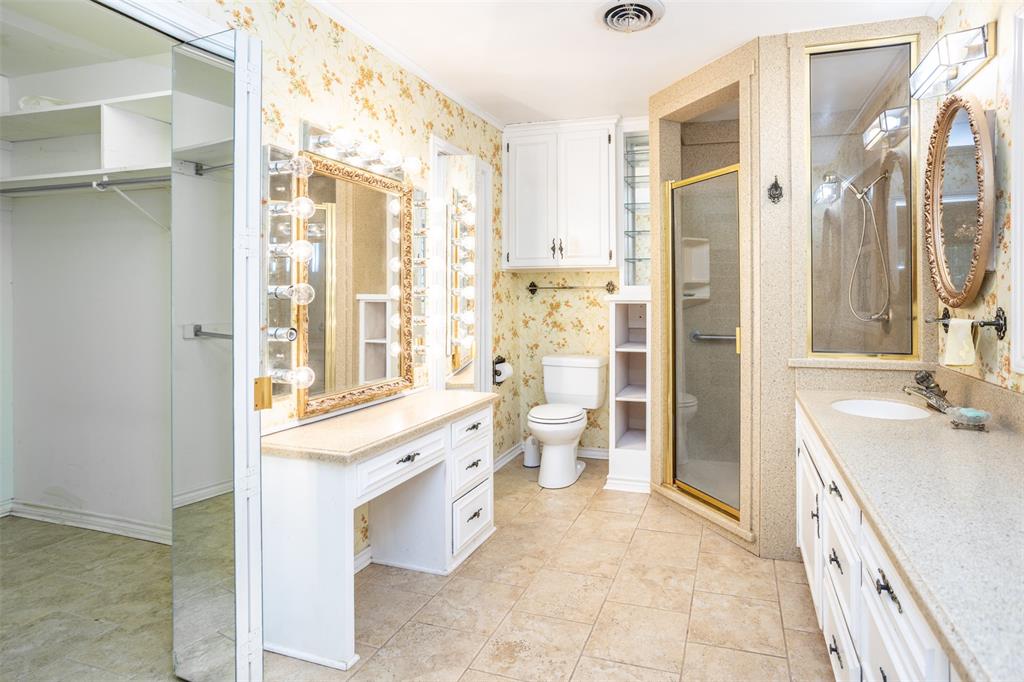 1010 Aspen Road Gainesville, TX 76240 - Photo 33 of 40 a spacious bathroom with a bathtub sink and toilet