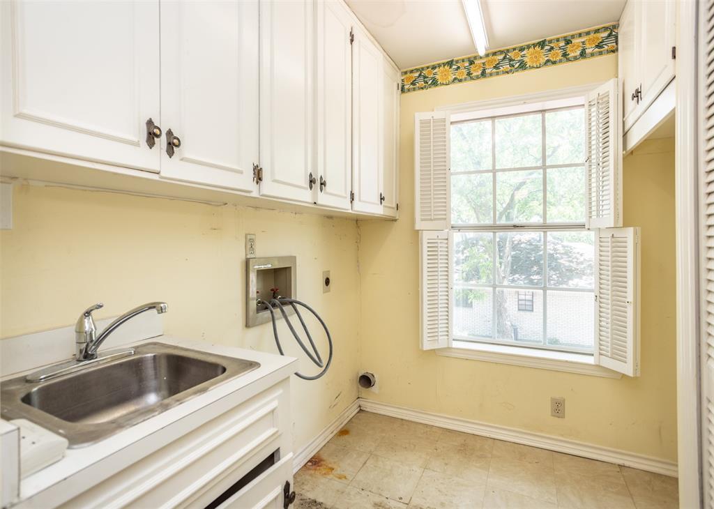 1010 Aspen Road Gainesville, TX 76240 - Photo 37 of 40 a bathroom with a sink and a window