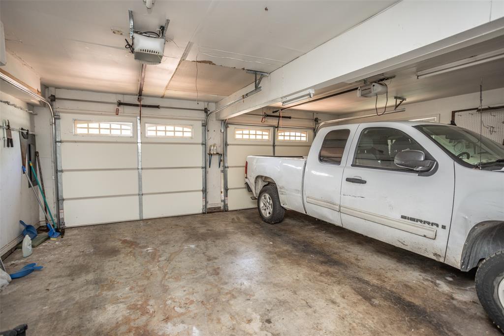 1010 Aspen Road Gainesville, TX 76240 - Photo 40 of 40 a view of a garage
