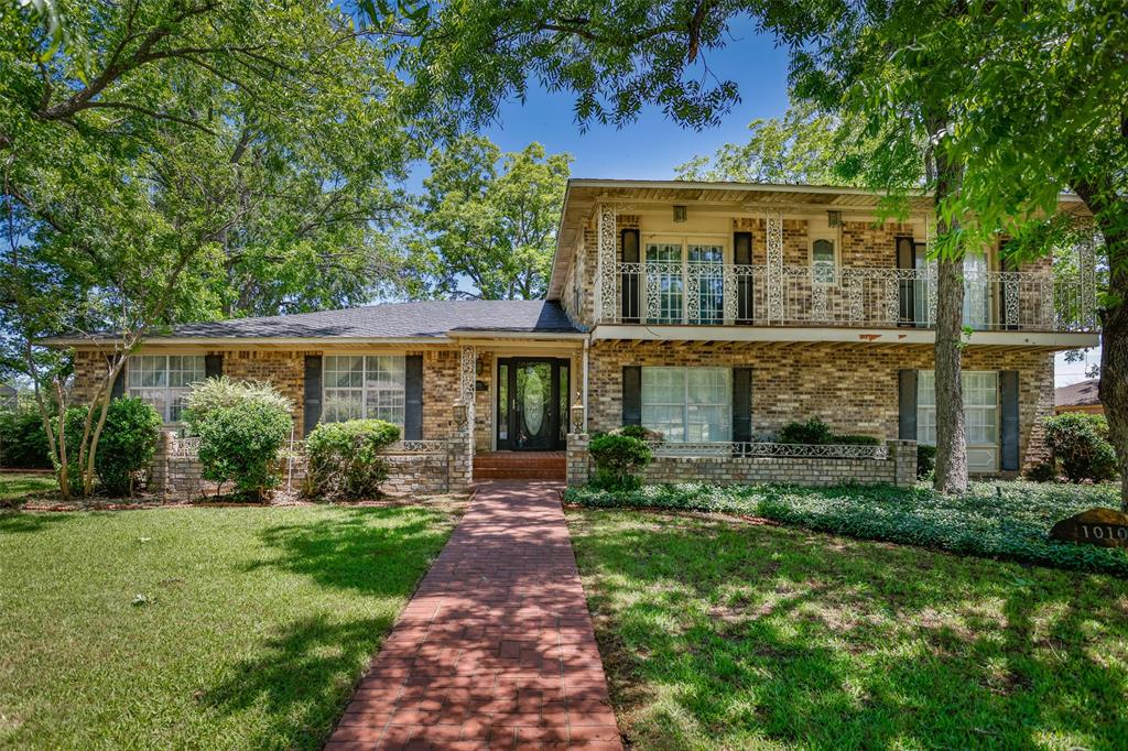 1010 Aspen Road Gainesville, TX 76240 - Photo 4 of 40 front view of a house with a yard