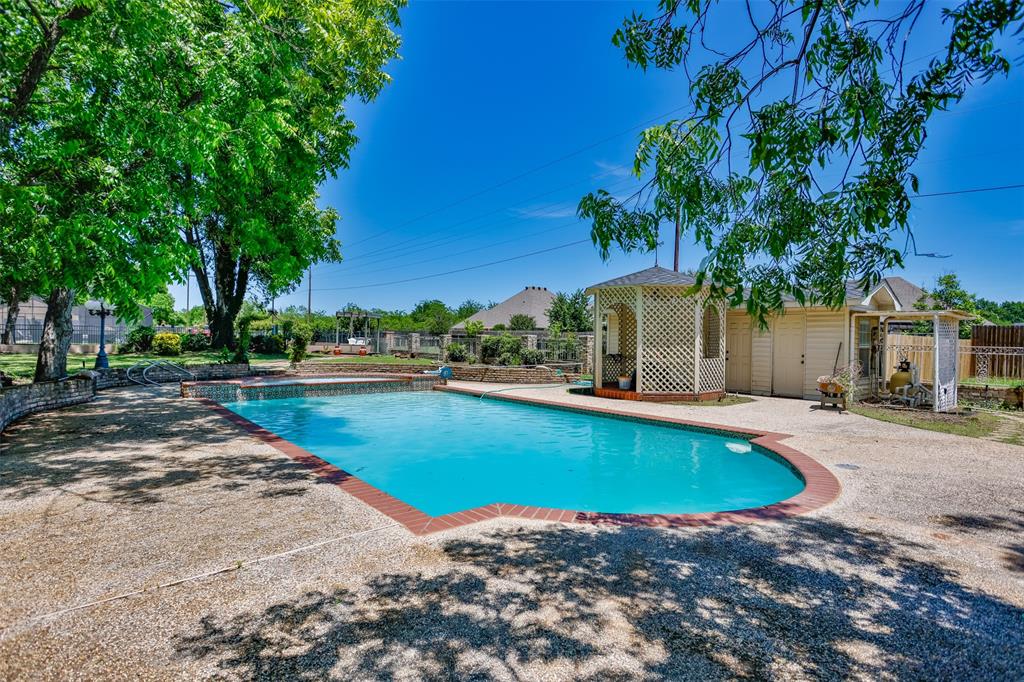 1010 Aspen Road Gainesville, TX 76240 - Photo 7 of 40 a view of a house with swimming pool and a trees