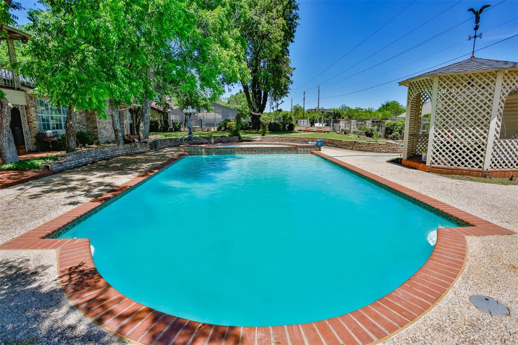 1010 Aspen Road Gainesville, TX 76240 - Photo 9 of 40 a view of a swimming pool with a patio