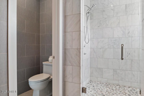 4425 North Arcadia Lane Phoenix, AZ 85018 - Photo 71 of 138 a bathroom with a toilet and a shower
