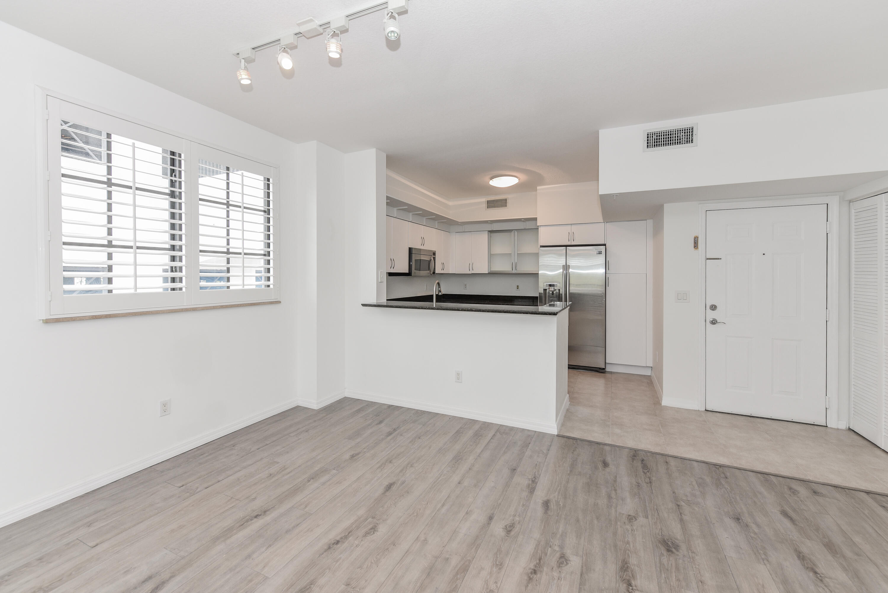 233 South Federal Highway, Unit 325 Boca Raton, FL 33432 - Photo 11 of 48 233 S Federal Hwy_#325_Denine Mckerchie_