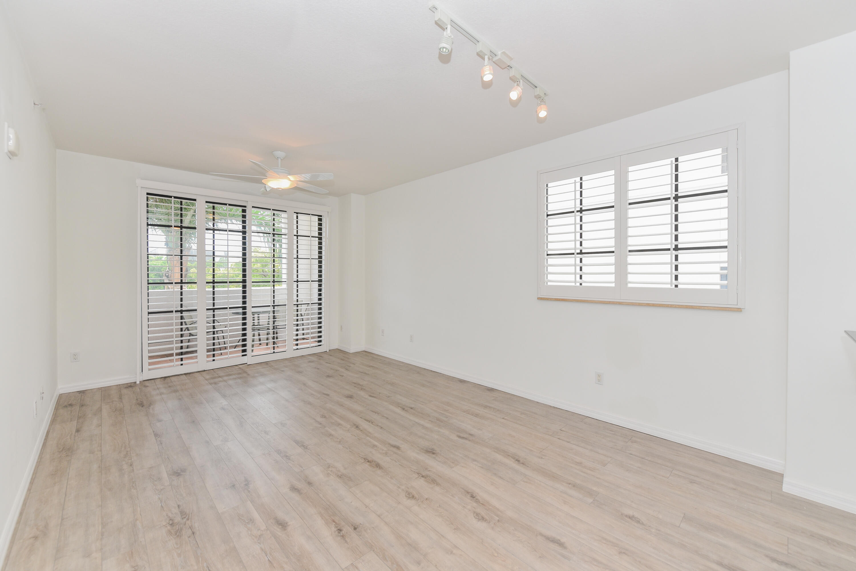 233 South Federal Highway, Unit 325 Boca Raton, FL 33432 - Photo 13 of 48 233 S Federal Hwy_#325_Denine Mckerchie_