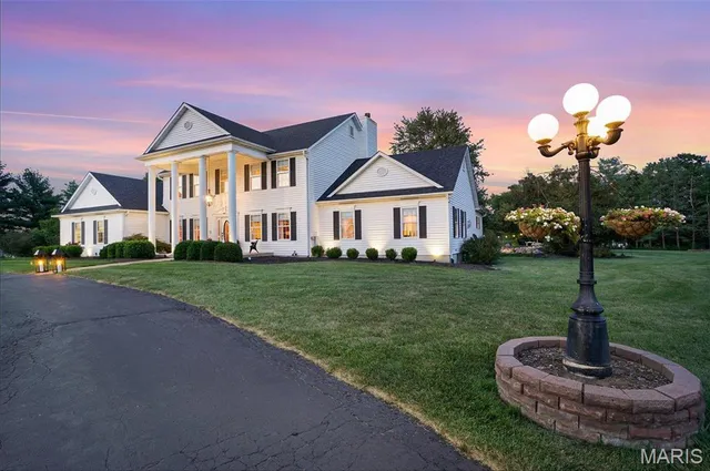 $1,150,000 | 848 Golden Meadows Drive, Defiance, MO 63341