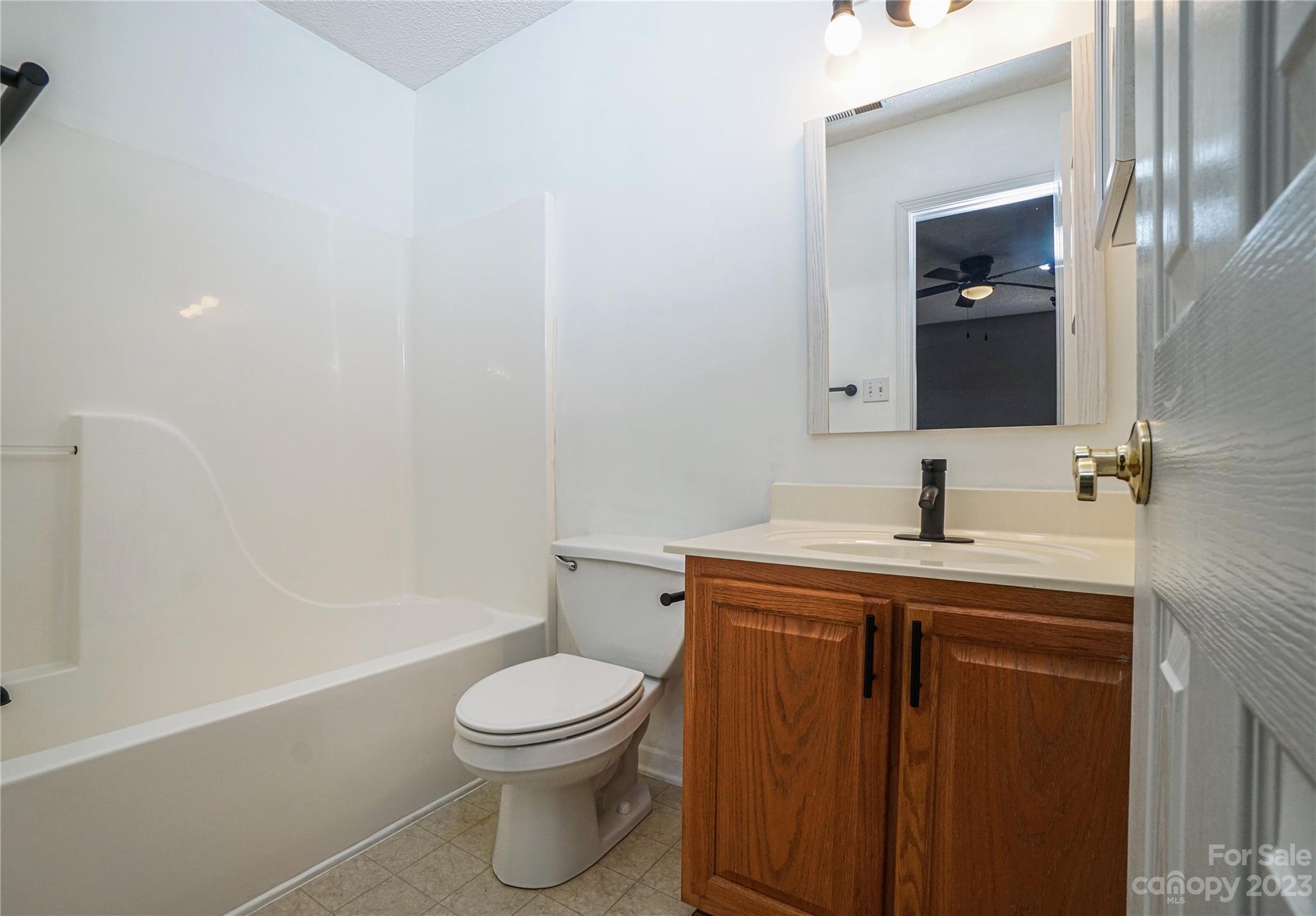 520 Jacobs Ridge Fort Mill, SC 29715 - Photo 20 of 33 a bathroom with a toilet a sink and bathtub