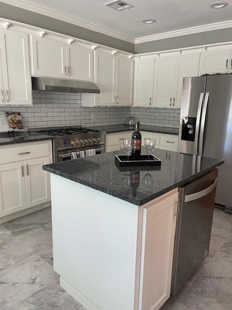5827 Lookout Court Murphys, CA 95247 - Photo 6 of 21 a kitchen with granite countertop a sink a stove and refrigerator