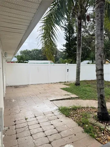 a view of a backyard