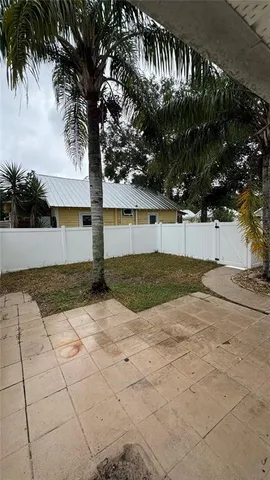 a view of a backyard