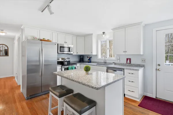 $634,900 | 87 Overledge Dr Extension, Derry, NH 03038