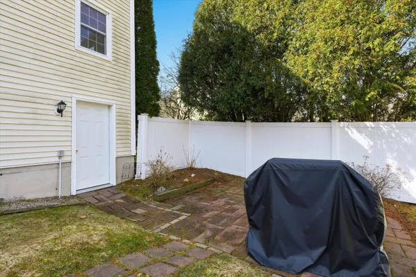 $634,900 | 87 Overledge Dr Extension, Derry, NH 03038