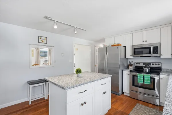 $634,900 | 87 Overledge Dr Extension, Derry, NH 03038