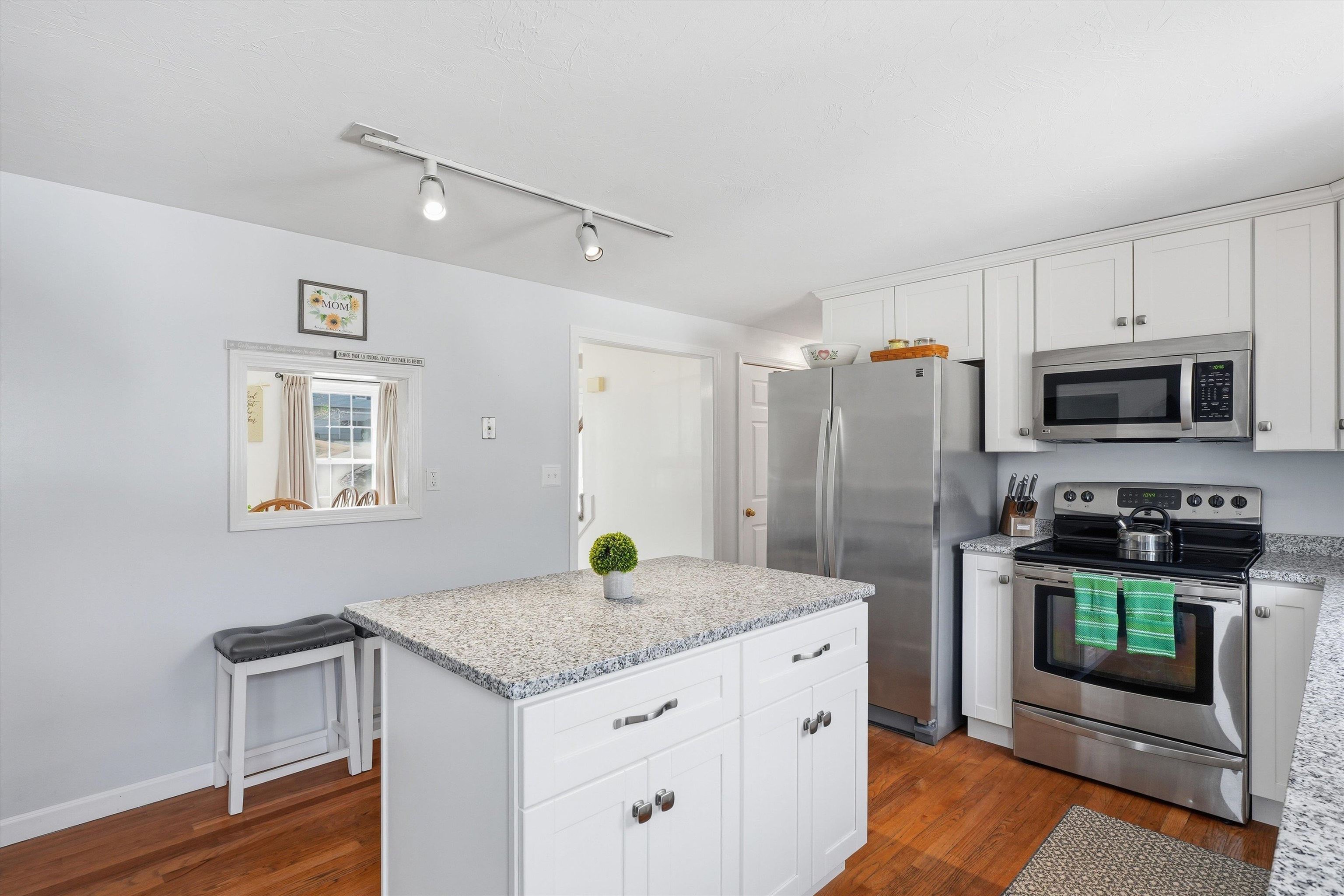 87 Overledge Dr Extension Derry, NH 03038 - Photo 4 of 48