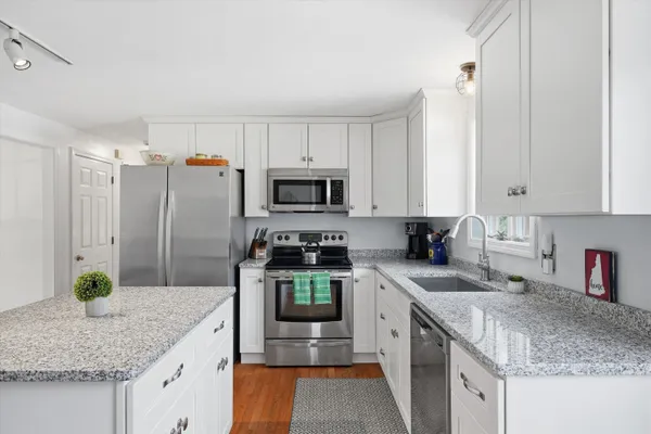 $634,900 | 87 Overledge Dr Extension, Derry, NH 03038