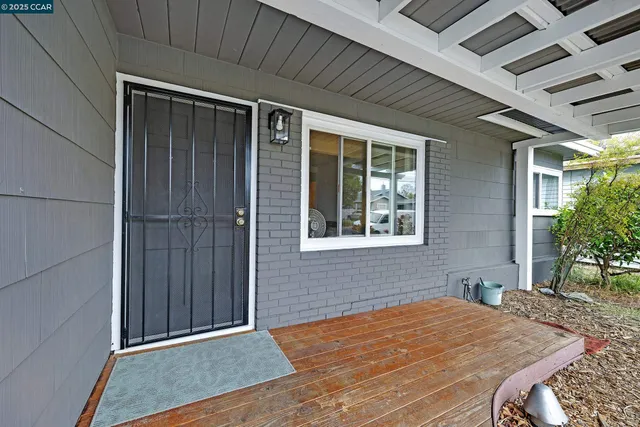 a view of an entrance of the house