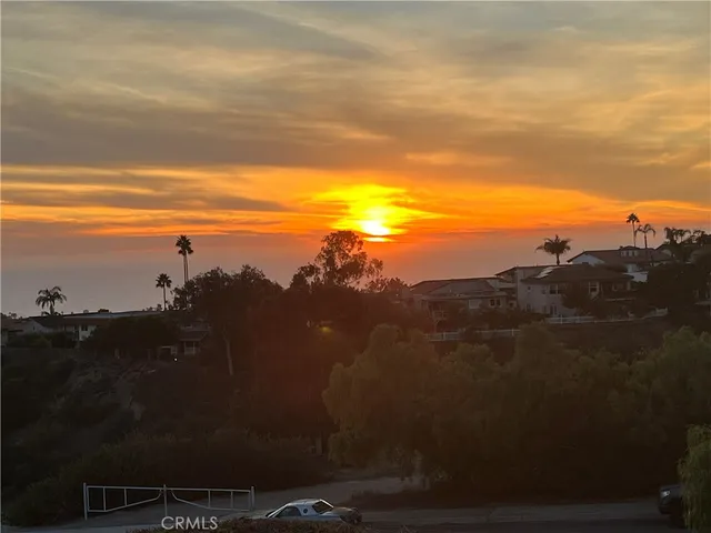 a view of a back yard with furniture