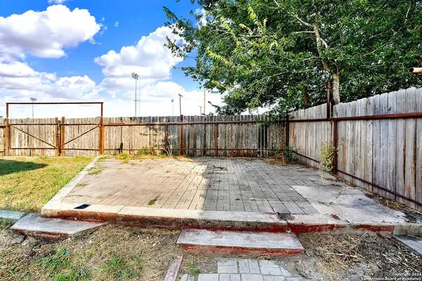 a view of a backyard