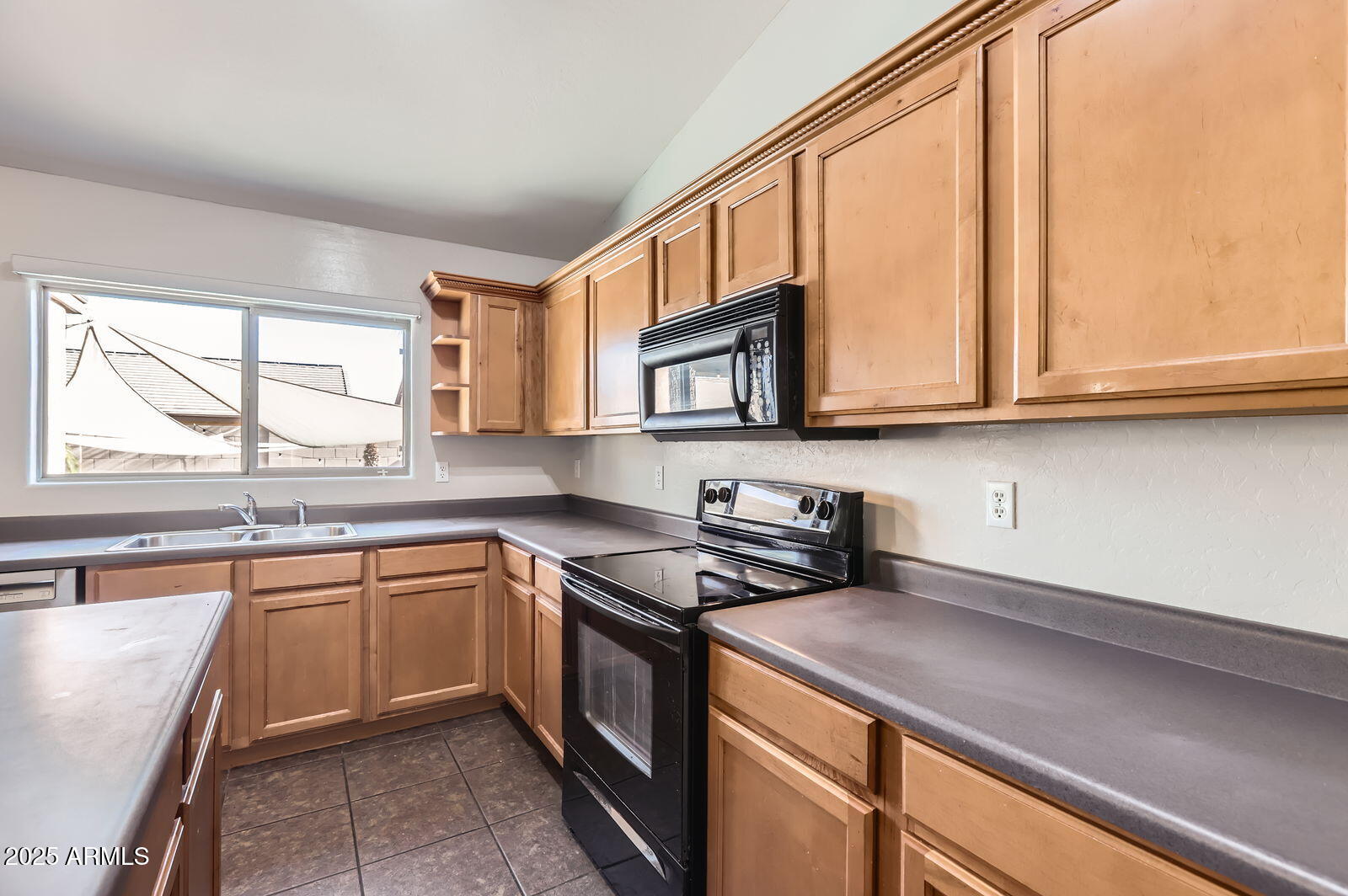 17405 West Rimrock Street Surprise, AZ 85388 - Photo 11 of 28 Kitchen