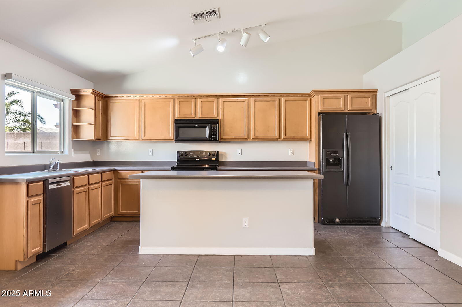 17405 West Rimrock Street Surprise, AZ 85388 - Photo 12 of 28 Kitchen