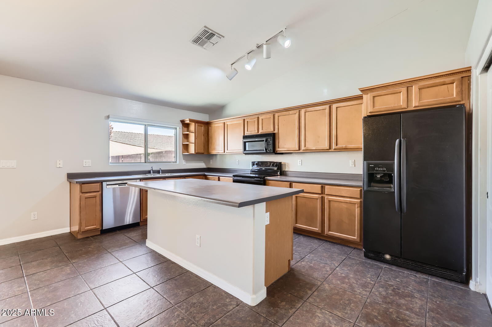 17405 West Rimrock Street Surprise, AZ 85388 - Photo 7 of 28 Kitchen