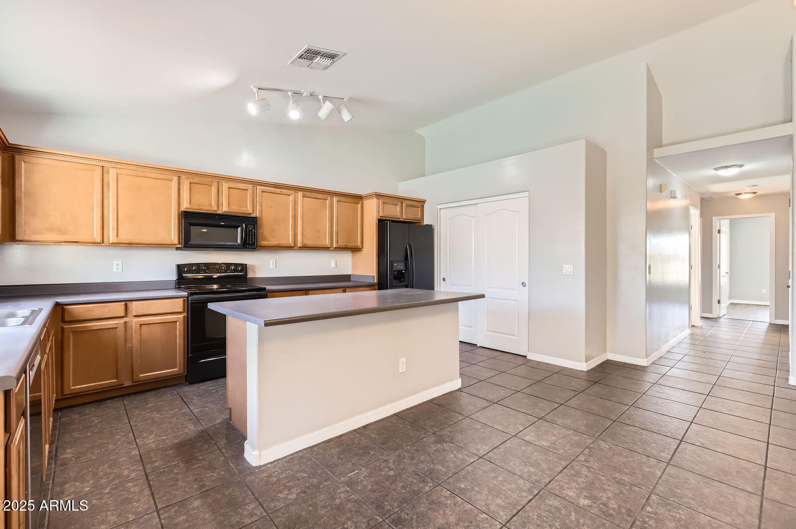 17405 West Rimrock Street Surprise, AZ 85388 - Photo 8 of 28 Kitchen