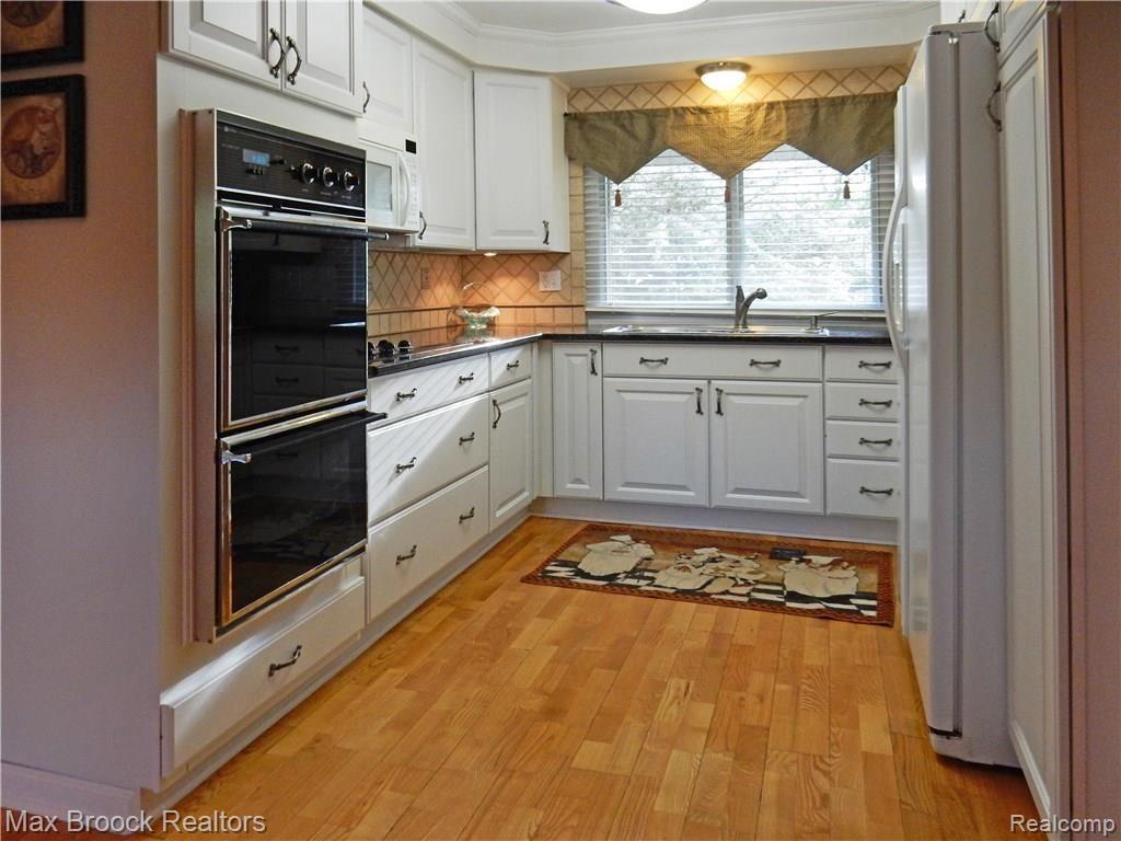 7047 Springridge Road West Bloomfield, MI 48322 - Photo 3 of 32