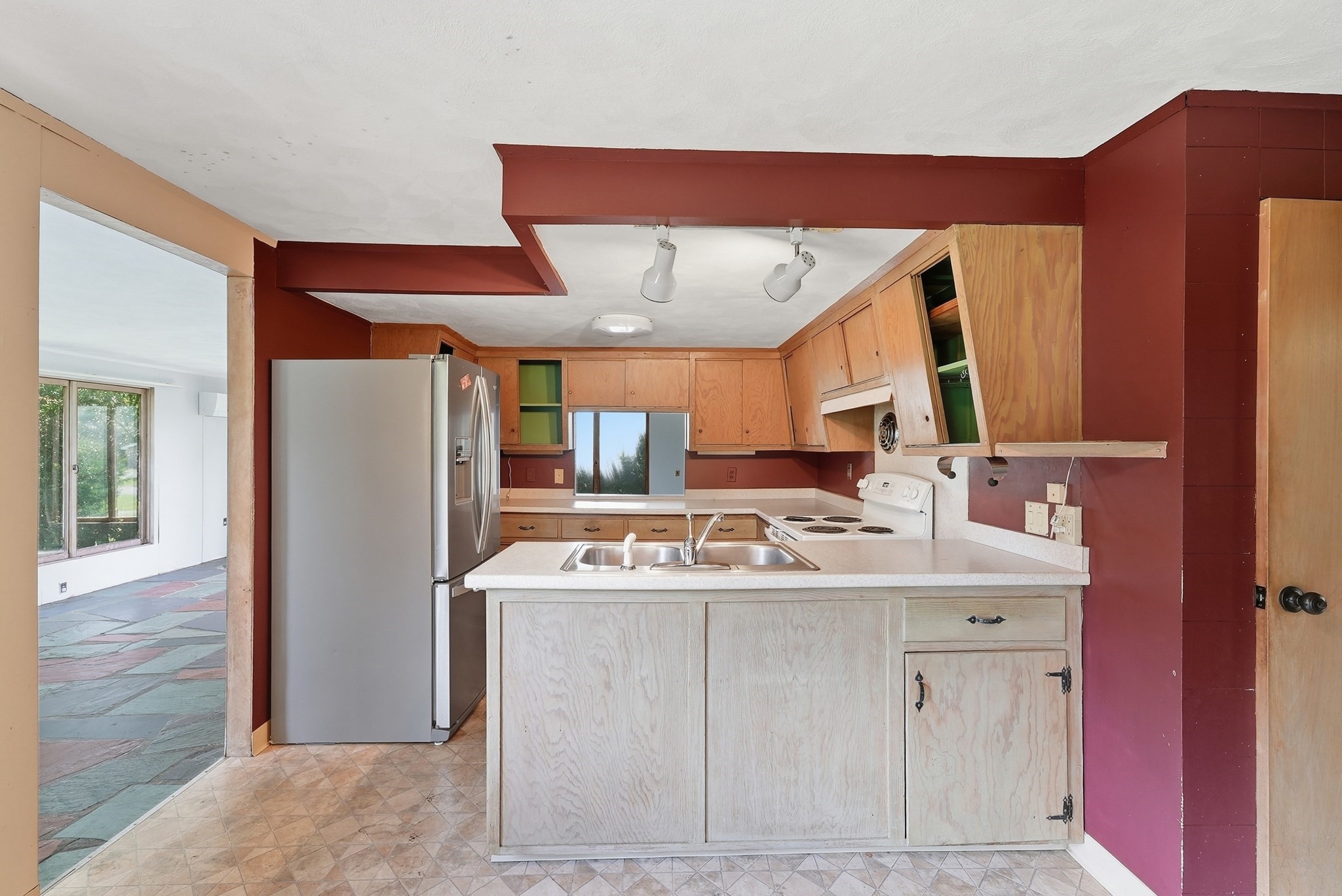 31 Woodcrest Road Springfield, MA 01129 - Photo 5 of 42 Gallery Image 5
