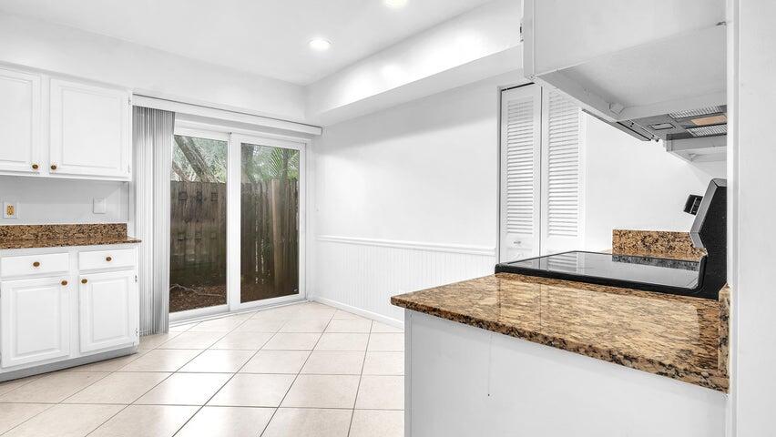 6125 Old Court Road, Unit 133 Boca Raton, FL 33433 - Photo 14 of 32 Kitchen