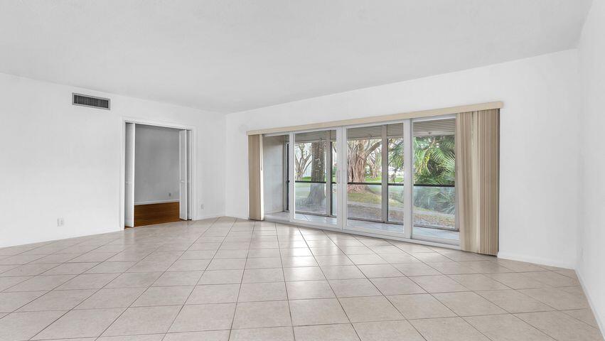 6125 Old Court Road, Unit 133 Boca Raton, FL 33433 - Photo 4 of 32 Living Room