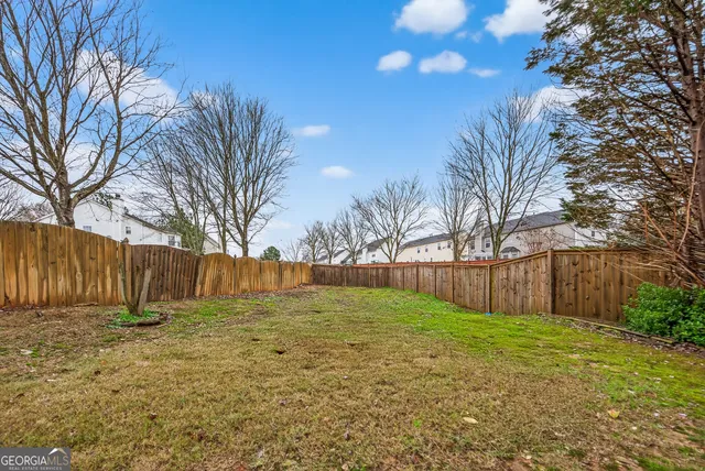 a view of backyard with garden