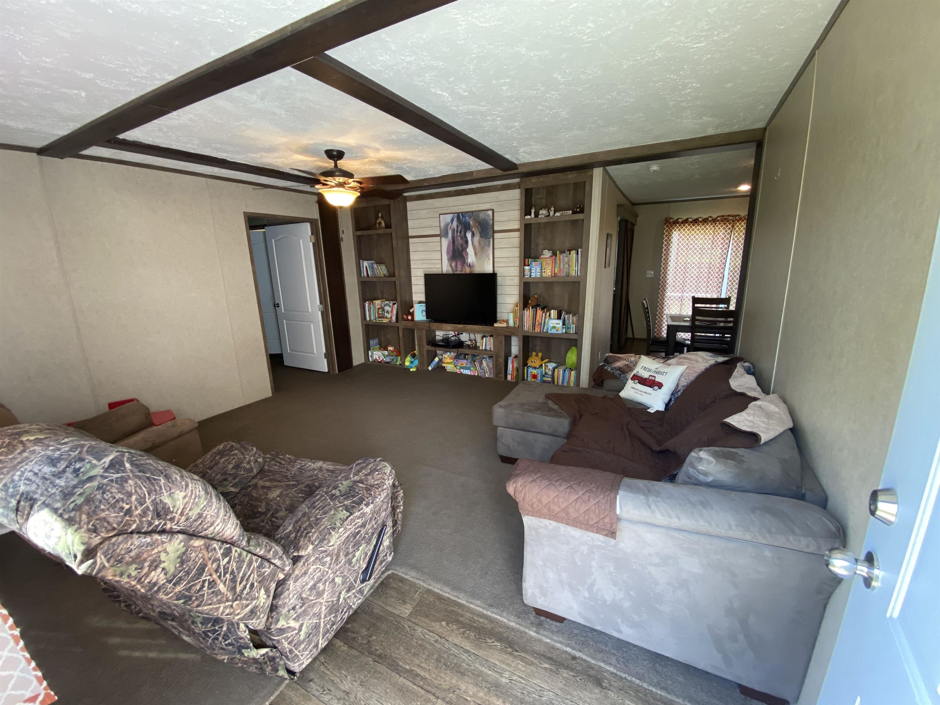 675 Humphrey Road Huntingdon, TN 38344 - Photo 18 of 25 a living room with furniture and a flat screen tv