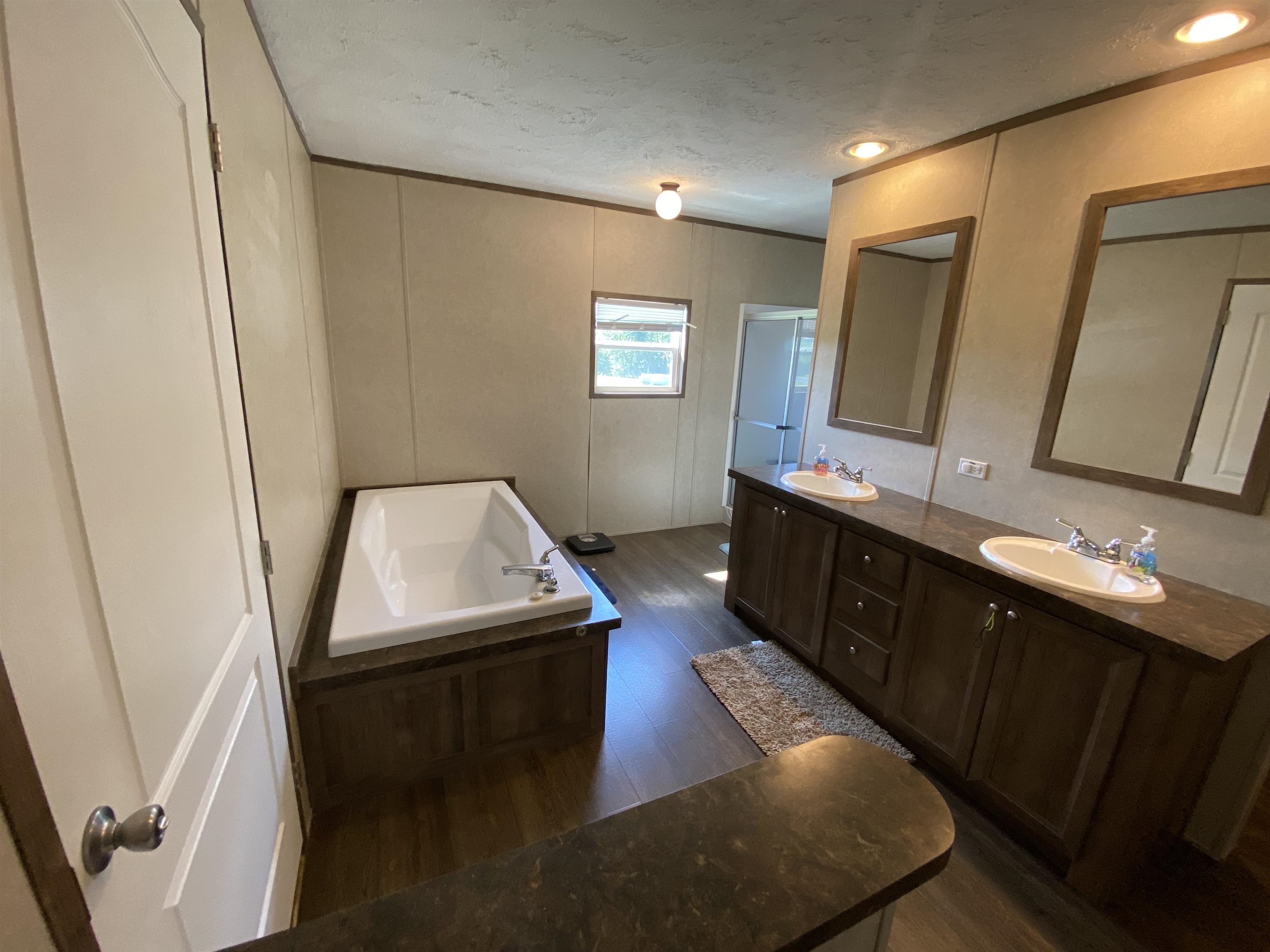 675 Humphrey Road Huntingdon, TN 38344 - Photo 20 of 25 a kitchen with sink and mirror