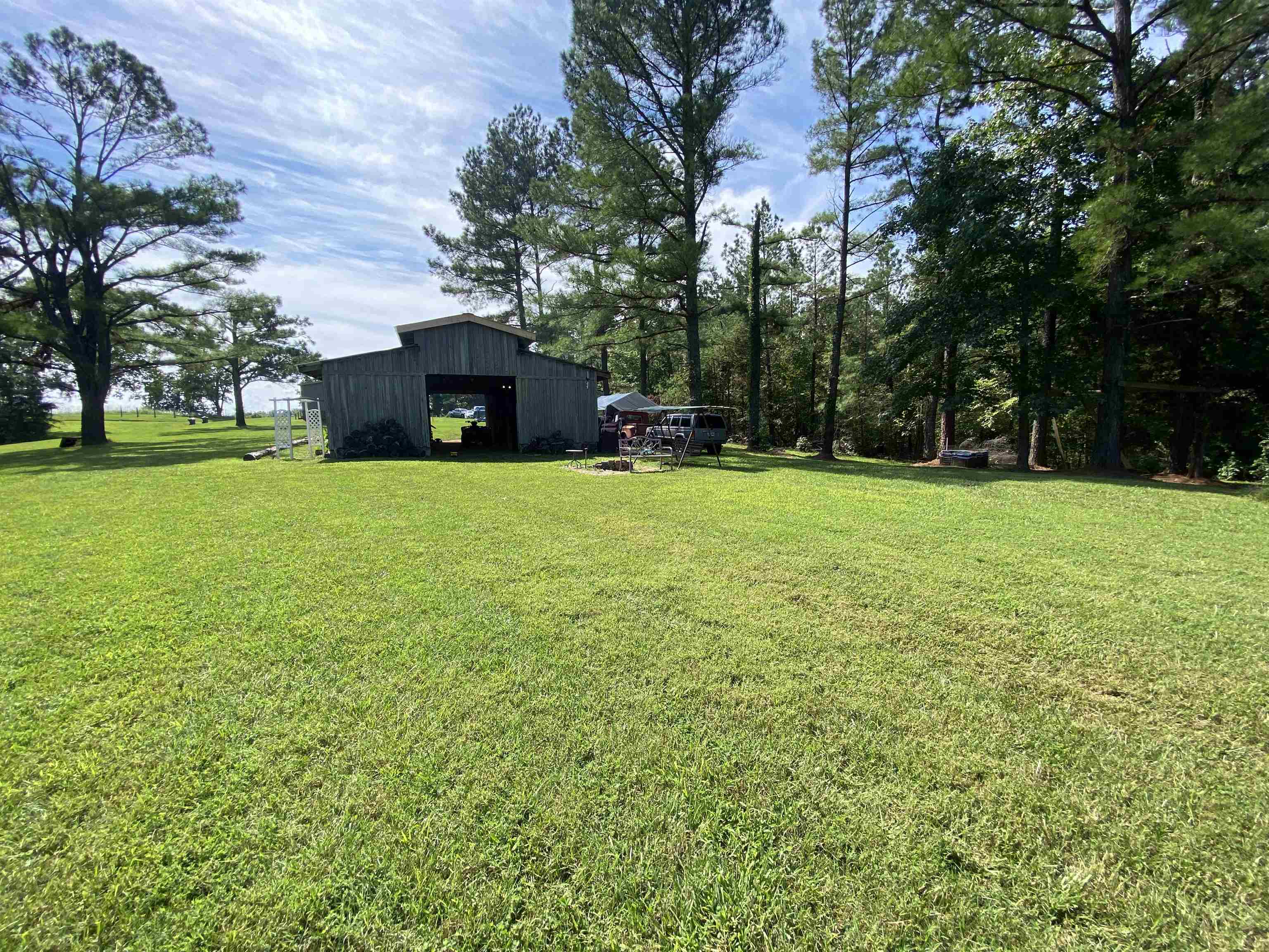 675 Humphrey Road Huntingdon, TN 38344 - Photo 7 of 25 a view of a large garden with plants and trees