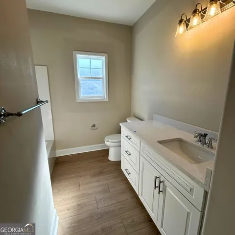 a picture of a dresser