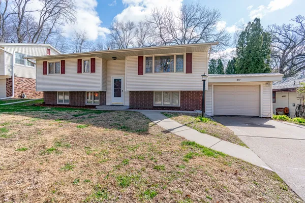 $299,900 | 817 16th Street, Bettendorf, IA 52722