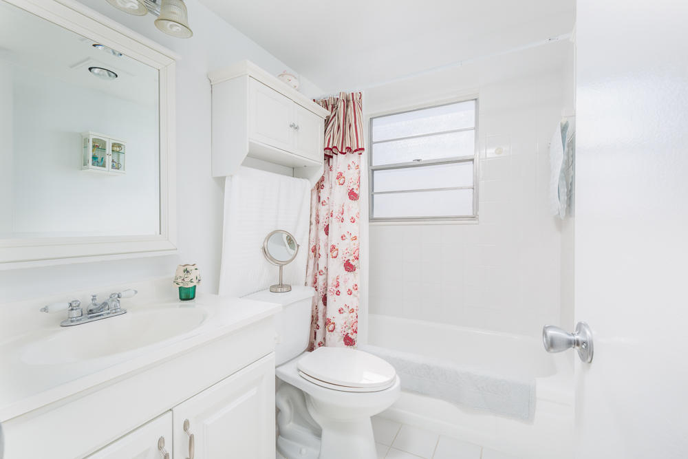 38 Brighton East, Unit A Boca Raton, FL 33434 - Photo 10 of 15 Full Bath