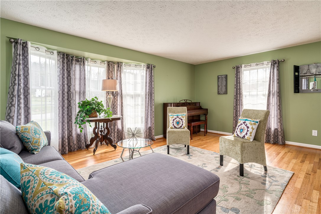 7 Bardney Circle Perinton, NY 14450 - Photo 17 of 38 The Bay Window adds to the drama and beauty of thi