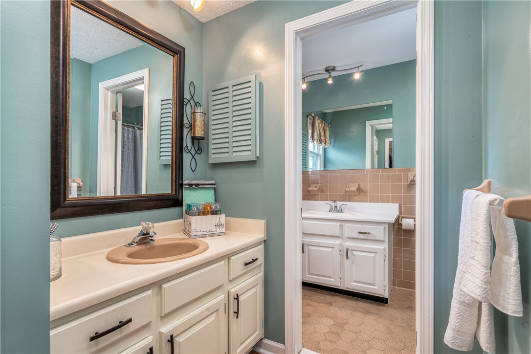 7 Bardney Circle Perinton, NY 14450 - Photo 25 of 38 Owner's suite includes separate sinks!