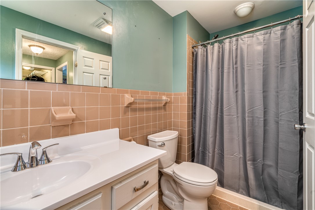 7 Bardney Circle Perinton, NY 14450 - Photo 26 of 38 New toilet and sink in this room! (Owner's bath)