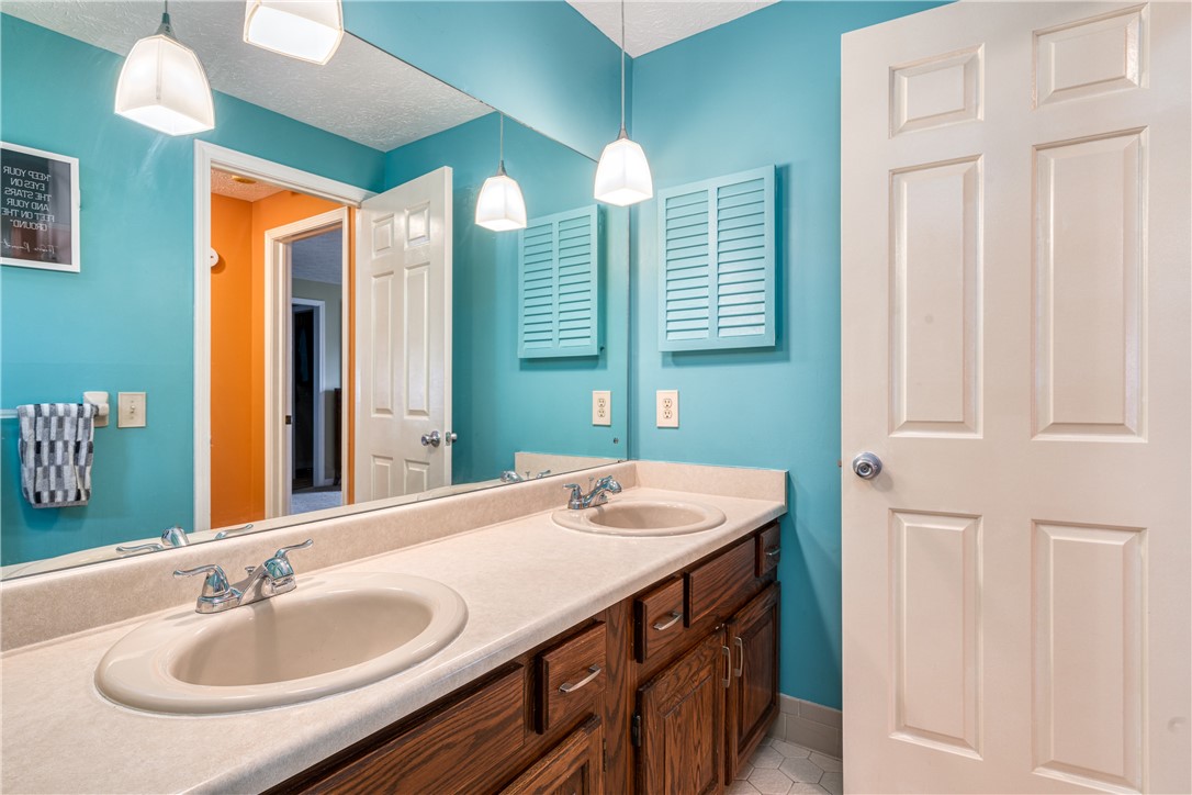 7 Bardney Circle Perinton, NY 14450 - Photo 27 of 38 Double sinks in this second large full bath. A doo