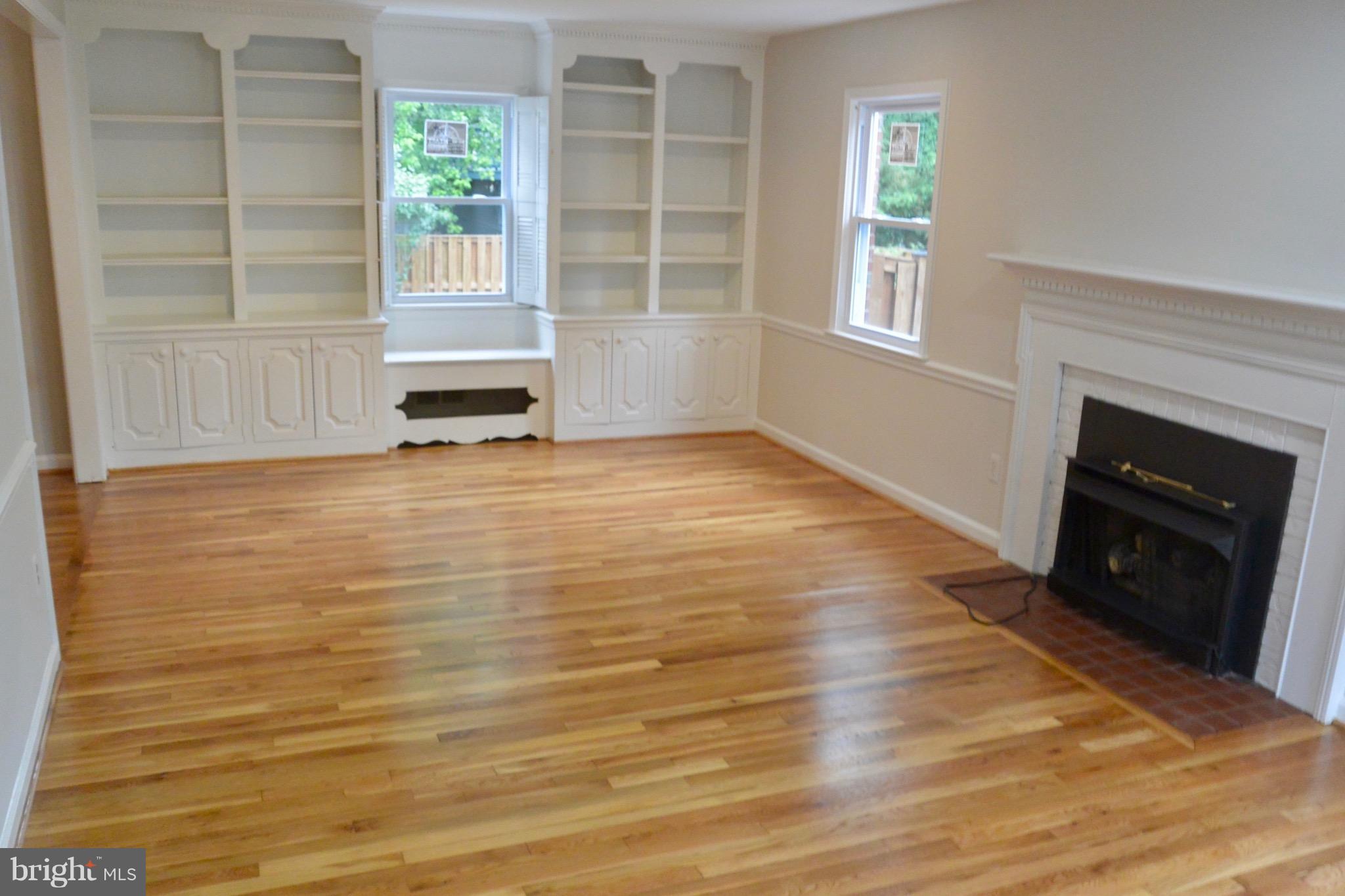 7712 Hayfield Road Alexandria, VA 22315 - Photo 3 of 12 Living Room