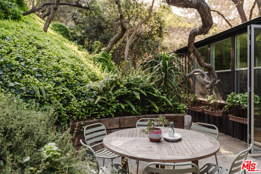 2355 Hermits Glen Los Angeles, CA 90046 - Photo 36 of 45 a table and chairs in the patio