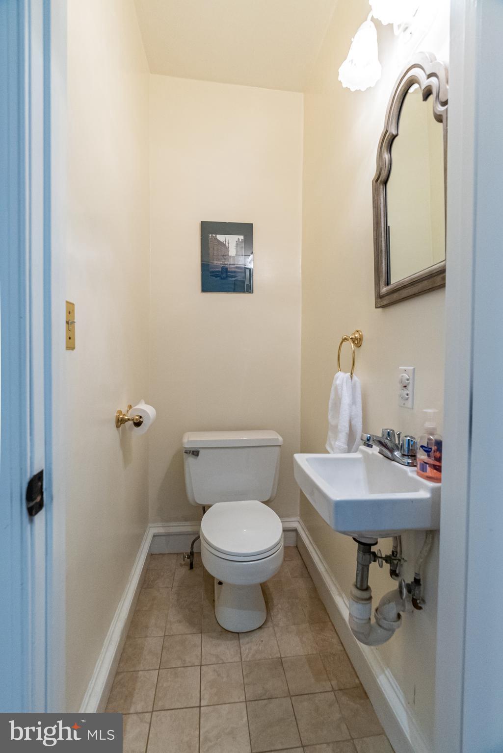 123 Hawthorn Road Baltimore, MD 21210 - Photo 16 of 40 Main level powder room!