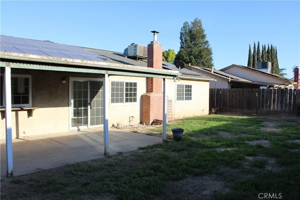 a view of a house with backyard and garden