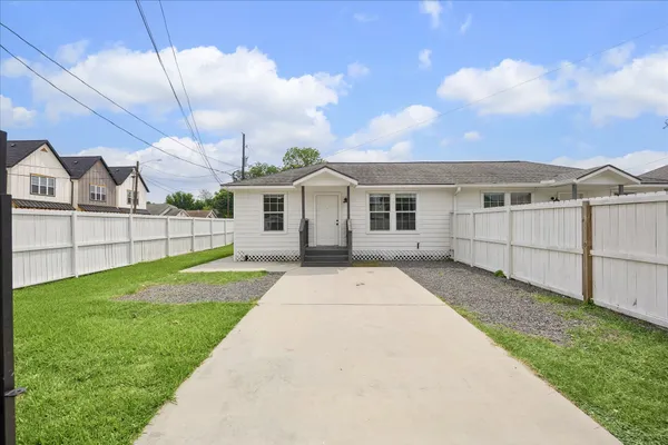 $1,295 | 2610 Cochran Street, Houston, TX 77009