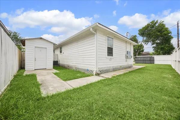 $1,295 | 2610 Cochran Street, Houston, TX 77009