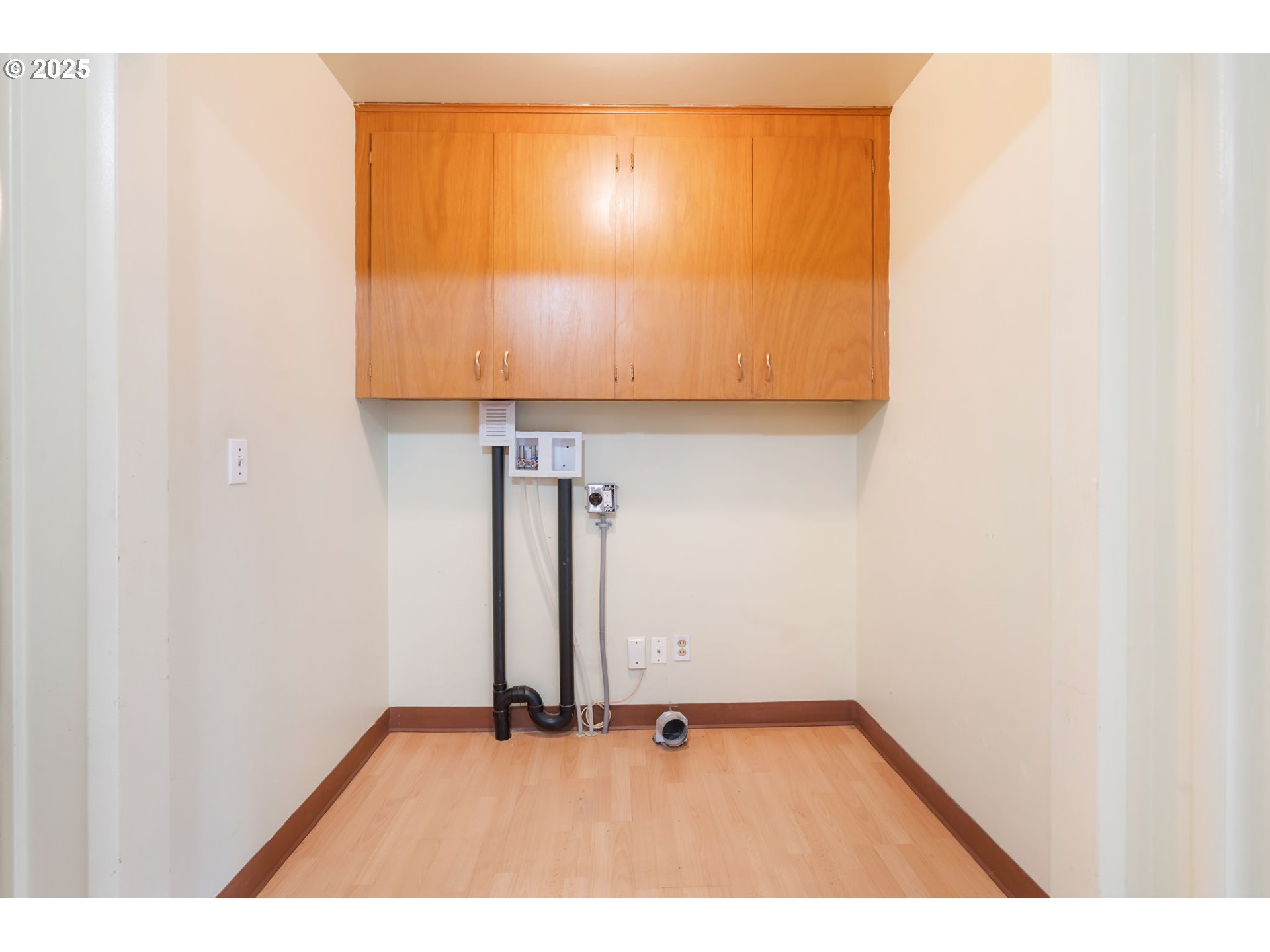 11010 Southeast Salmon Street Portland, OR 97216 - Photo 18 of 42 a view of an empty room with a window